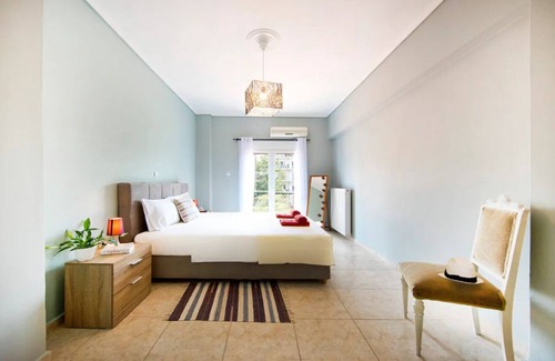 Kerameikos Apartment | Spacious family home, view of Acropolis!