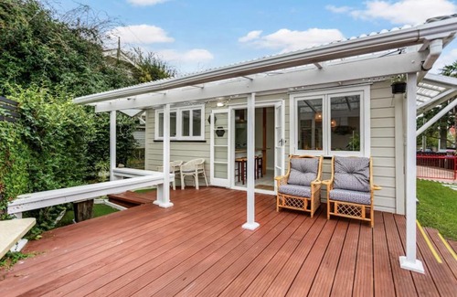 Avondale House | Spacious Family Retreat in City - Netflix - WiFi