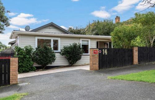 Avondale House | Spacious Family Retreat in City - Netflix - WiFi