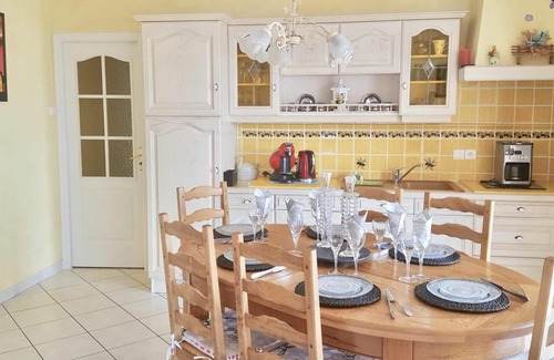 Brem Sur Mer Cottage | Spacious Farmhouse with Wi-Fi, Terraces, and Lake Access