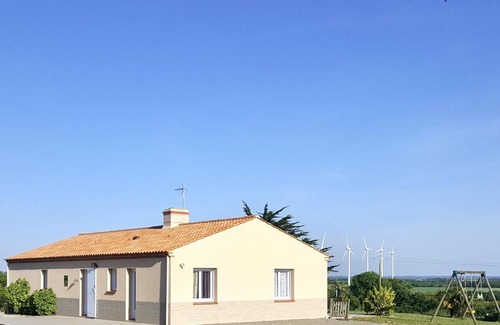 Brem Sur Mer Cottage | Spacious Farmhouse with Wi-Fi, Terraces, and Lake Access