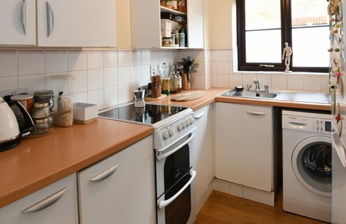 Walthamstow Apartment | Spacious Flat in Hip Walthamstow! Free, Secure Parking! Close to Transport.
