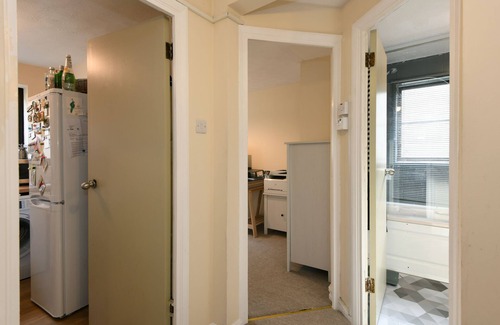 Walthamstow Apartment | Spacious Flat in Hip Walthamstow! Free, Secure Parking! Close to Transport.