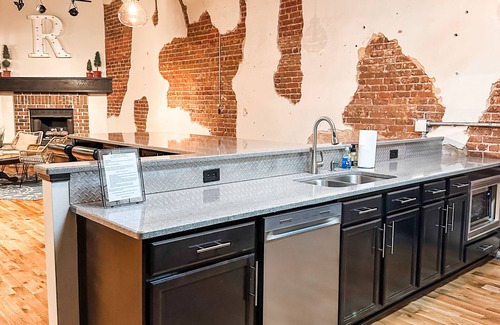 Cookeville Apartment | Spacious flat in the heart of downtown. Walk to dine, shop, explore