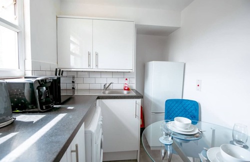 Stroud Green Apartment | Spacious Flat - Moments To City Centre - Sleeps 4