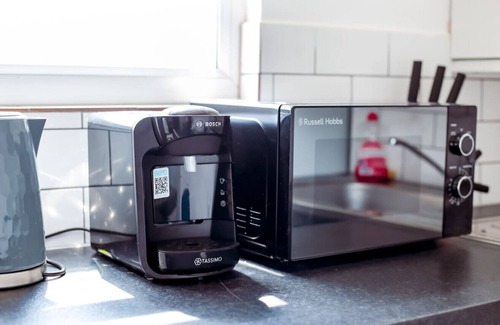 Stroud Green Apartment | Spacious Flat - Moments To City Centre - Sleeps 4