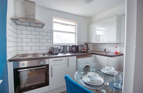 Stroud Green Apartment | Spacious Flat - Moments To City Centre - Sleeps 4