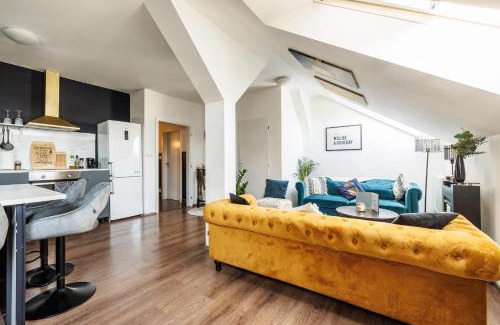 Smichov Apartment | Spacious flat & parking possibility, 3 stops to Wenceslav square