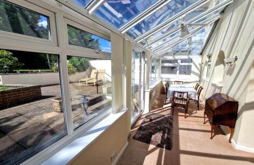 Roundham House | Spacious Four Bedroom House, 3 min walk to beach