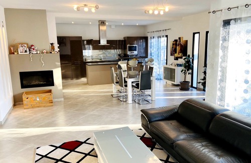 Le Puy-Sainte-Reparade Villa | Spacious, modern, light-filled villa