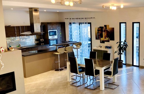 Le Puy-Sainte-Reparade Villa | Spacious, modern, light-filled villa