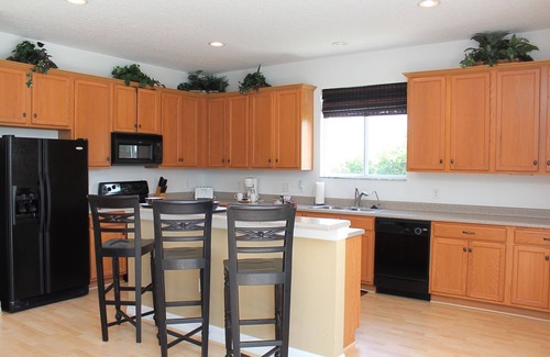 Kissimmee House | Spacious fully furnished home w heated pool & spa, 25 mins to Disney & Universal
