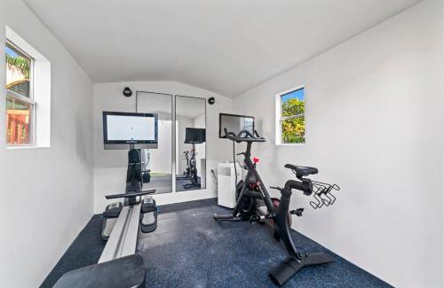 Ludlam House | Spacious Fun House with Games & Heated Pool L69