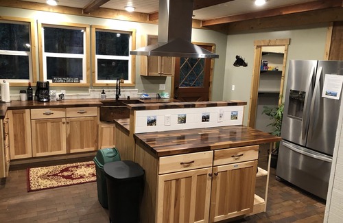 Greenwater House | Spacious Greenwater Crystal Mountain, Mount Rainier Adventure BaseCamp w/Hot tub