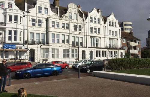 Bexhill-on-Sea Apartment | Spacious ground-floor flat, sea view, close to town, one bedroom, two-night min