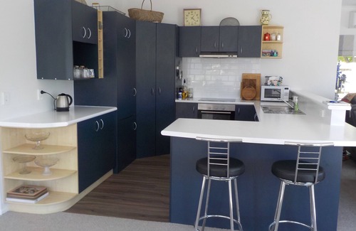 Wharewaka House | Spacious Holiday Home 5minute walk to the Lake