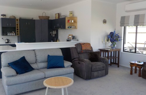Wharewaka House | Spacious Holiday Home 5minute walk to the Lake