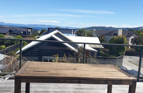 Wharewaka House | Spacious Holiday Home 5minute walk to the Lake