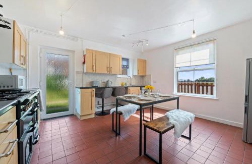 Highbridge House | Spacious Holiday Home Somerset