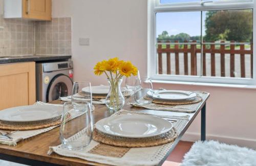 Highbridge House | Spacious Holiday Home Somerset