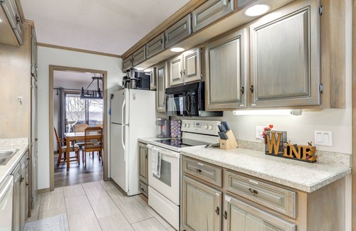 Eureka Springs House | Spacious Holiday Island Escape w/Deck & Gas Grill