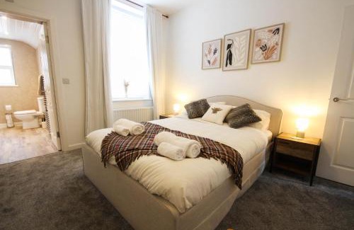Newcastle-upon-Tyne House | Spacious Home - 4 Bedrooms - Sleeps 9 - FREE Superfast 1GB Wi-Fi - 55" Smart TV - FREE Parking