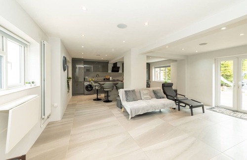 Tilehurst House | Spacious Home Heated Pool(May-Sep) in Tilehurst - Pass the Keys