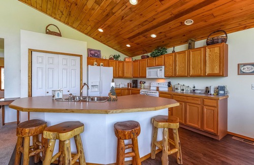 Pagosa Highlands House | Spacious home near town & ski with gas fireplace, deck, free WiFi