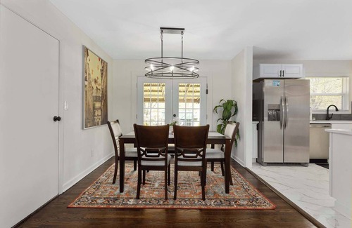 Lee's Summit House | Spacious Home+Sleeps 9+Pets Welcome+Steps to Shops