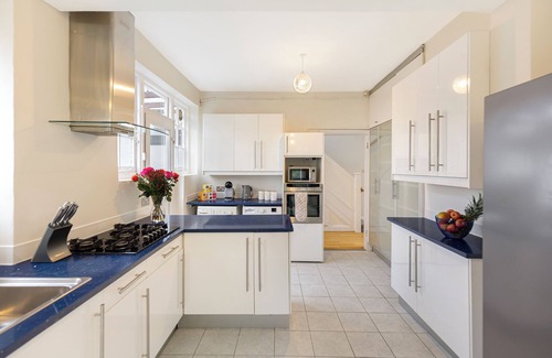 Golders Green House | Spacious Home sleeps 14 adults London