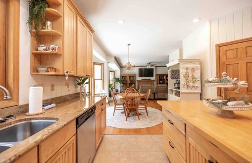 Skyland House | Spacious Home with Mountain Views