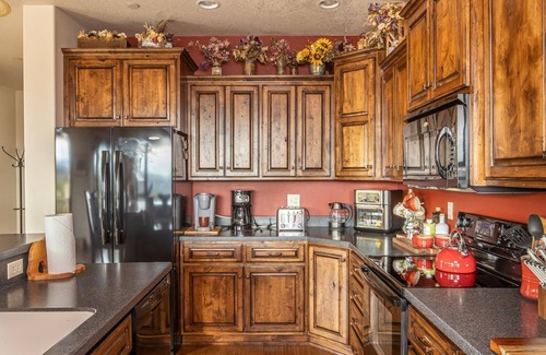 Antler Ridge House | Spacious Home with 2 Kitchens and 2 Living Rooms