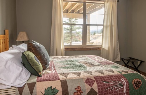 Antler Ridge House | Spacious Home with 2 Kitchens and 2 Living Rooms