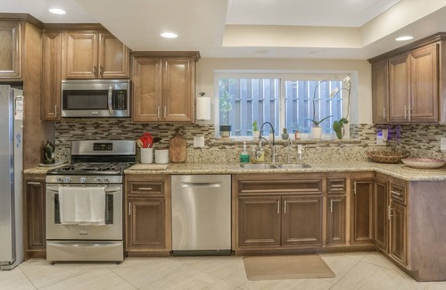 Lomita House | Spacious Home with Amazing Skyline & Mountain Views