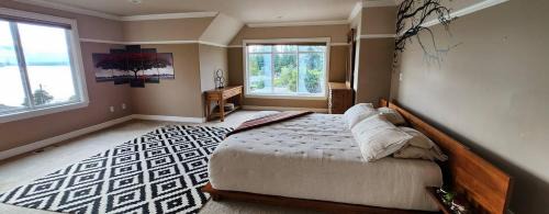 Northeast Tacoma House | Spacious Home with Amazing Views - 2 mins to beach