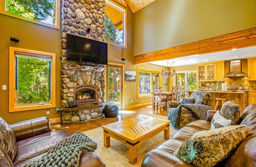 Ronald Cabin | Spacious home with fireplace, firepit, jetted tub & gas grill - close to lake
