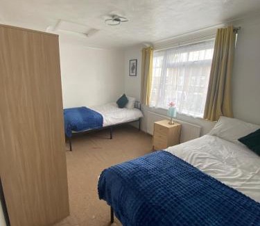 Harlow House | Spacious Home with Garden in Harlow, Suitable for Contractors & Relocators