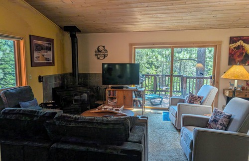 Truckee House | Spacious home with private hot tub & game room - near skiing, hiking, biking