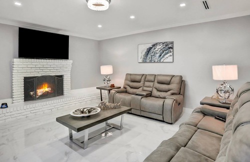 Arlington House | Spacious home with pool, game room, wet bar, grill, & covered patio