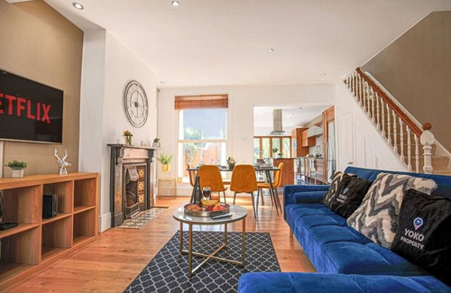 Northampton House | Spacious House Central Location Pool Table Smart TV Free Parking