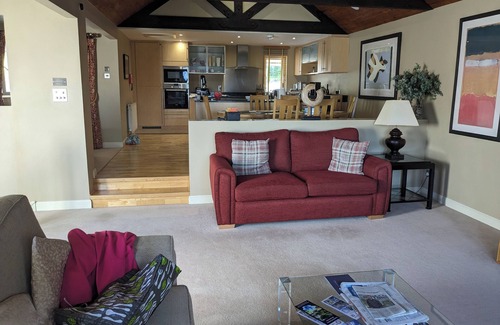Keswick House | Spacious house, high in the hills, stunning views, on-site indoor pool, bar, gym