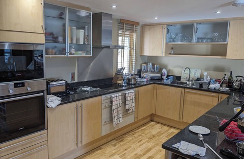 Keswick House | Spacious house, high in the hills, stunning views, on-site indoor pool, bar, gym