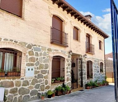 Cenicientos House | Spacious house in Cenicientos with mountain view