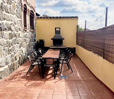 Cenicientos House | Spacious house in Cenicientos with mountain view