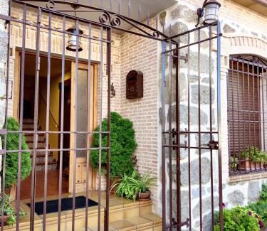 Cenicientos House | Spacious house in Cenicientos with mountain view