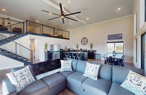 Breckenridge House | Spacious house with private patio with water views & full kitchen