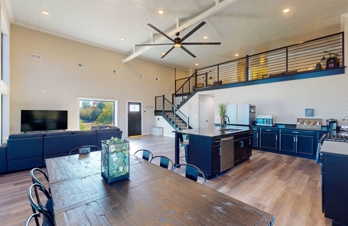 Breckenridge House | Spacious house with private patio with water views & full kitchen
