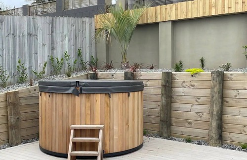 Waihi Beach House | Spacious house with pool, hot tub and pool table