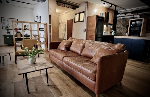 Hastings Apartment | Spacious industrial apartment in the vibrant America Ground close to the beach.