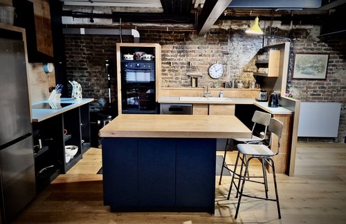 Hastings Apartment | Spacious industrial apartment in the vibrant America Ground close to the beach.